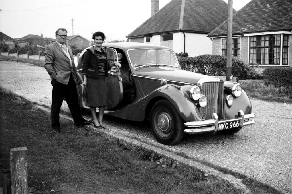 201452114517_landlord with MK V jaguar.jpg